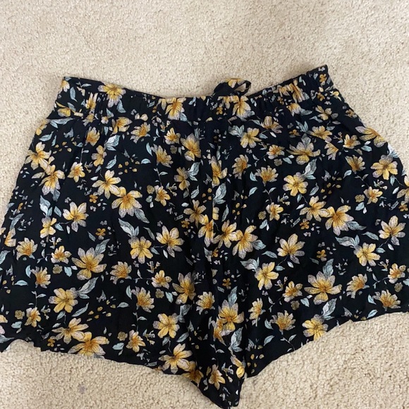 Patterned Flowy Shorts - Picture 2 of 4